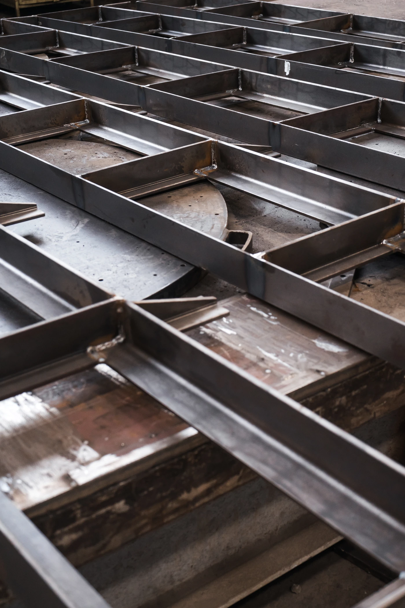 Vista cercana de un ensamblaje metálico con perfiles rectangulares soldados, una muestra del trabajo preciso y robusto que realizan los expertos en estructuras metálicas y cerrajería en Madrid.